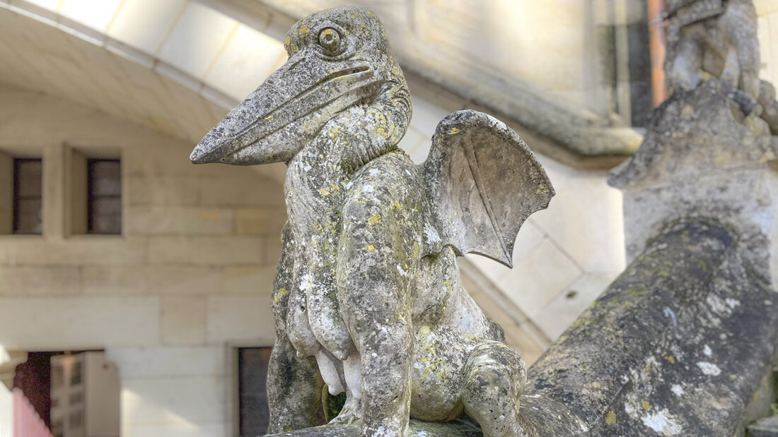 Berühmte Skulptur: der Pelikan des Château de Pierrefonds. Foto: Hilke Maunder