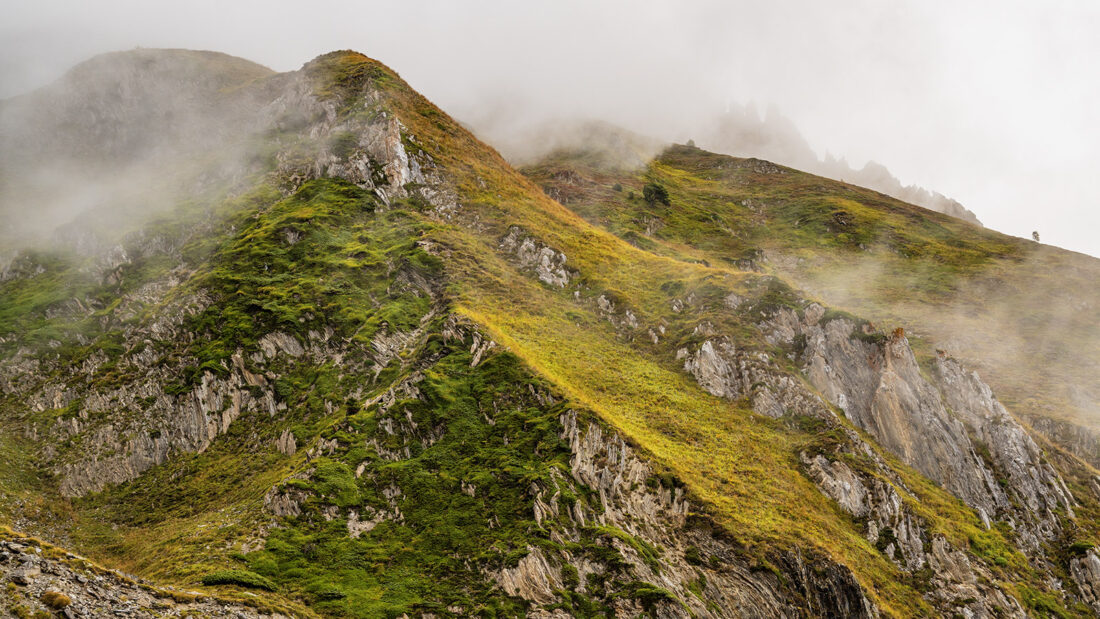 Das Wetter wechselt schnell am Col du Pourtalet und inszeniert mit Nebel, Wolken und gleißender Sonne ein grandioses, schnell wechselndes Naturkino. Foto: Hilke Maunder