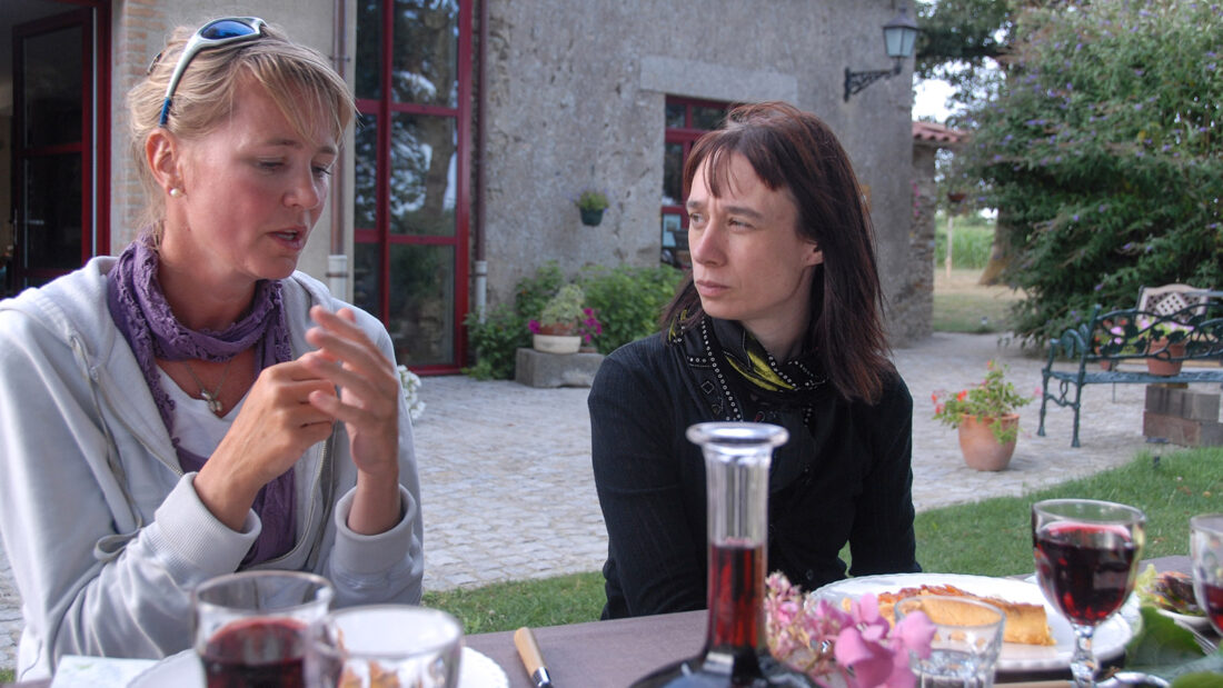 Zwei Gäste im Gespräch beim abendlichen gemeinsamen Essen auf dem Domaine de l'Écorce. Foto: Hilke Maunder
