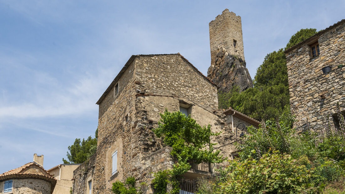 Der Donjon von Roquebrun wacht bis heute über dem Dorf am Orb. Foto: Hilke Maunder