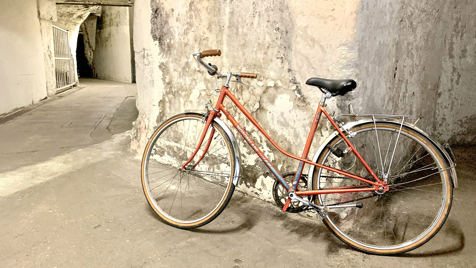 Losgeradelt: Eine Stunde lang geht es per Vintage-Rad durch die Keller von Bouvet-Laduvay. Foto: Hilke Maunder