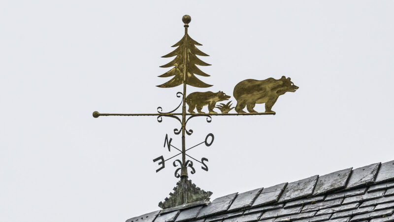 Im Pyrenäendorf Borce als Wetterfahne verewigt: der Pyrenäenbär - und der Wolf. Foto: Hilke Maunder
