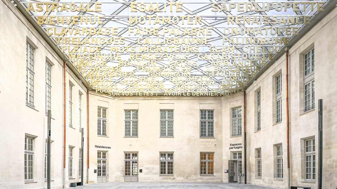 Im Lauf der Sonne spiegeln sich die Wörter auf den Fassaden im Foyer der Cité Internationale de la Langue Française. Foto: Hilke Maunder