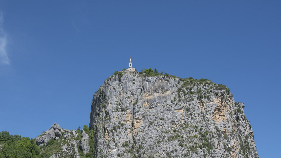 Der Roc au Serre ist das Wahrzeichen von Castellane am Nordostende der Gorges du Verdon. Foto: Hilke Maunder