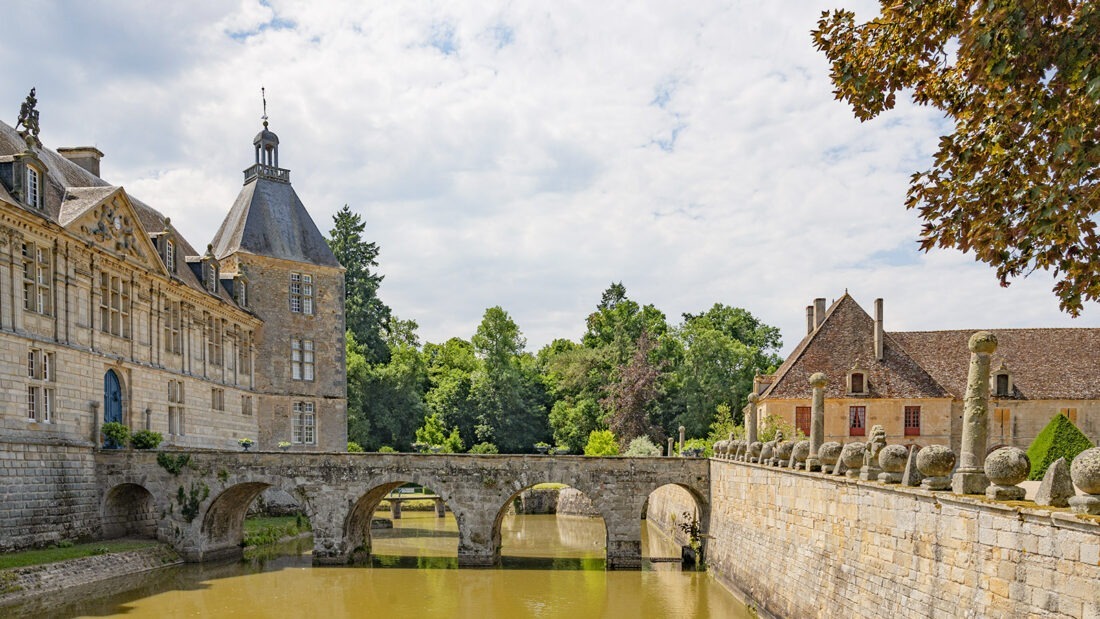 Der Zugang zum Château de Sully von der Parkseite. Foto: Hilke Maunder