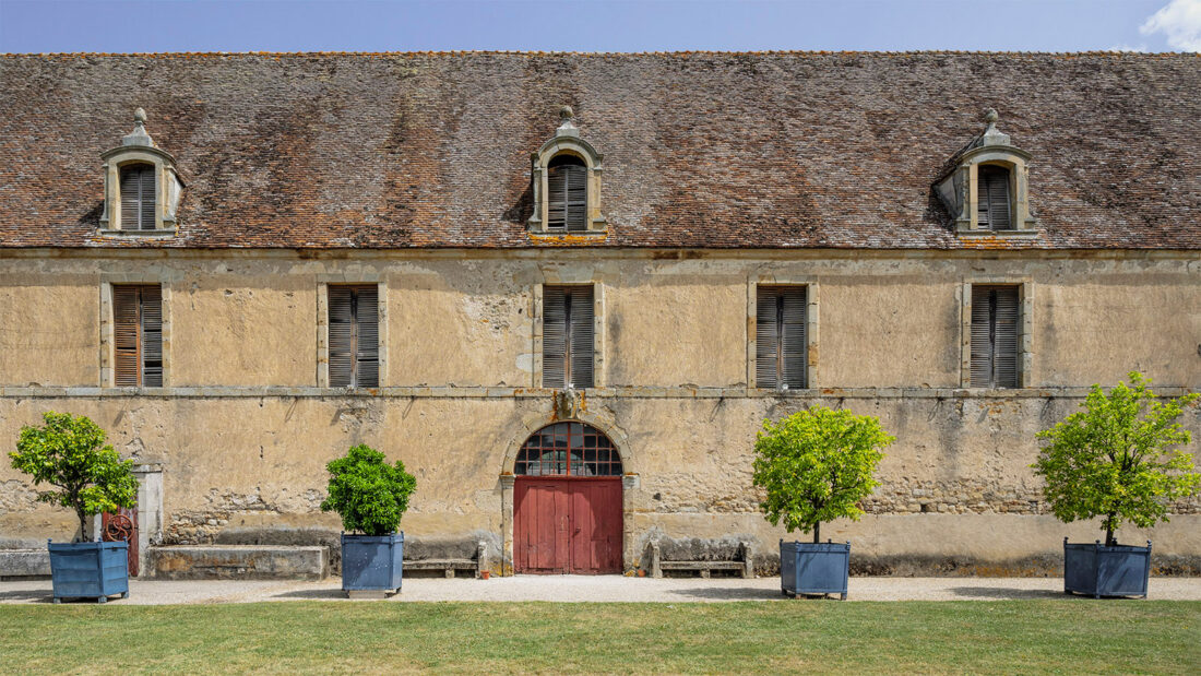 Die Stallungen des Château de Sully trennen den Gutshof von der Residenz. Foto: Hilke Maunder