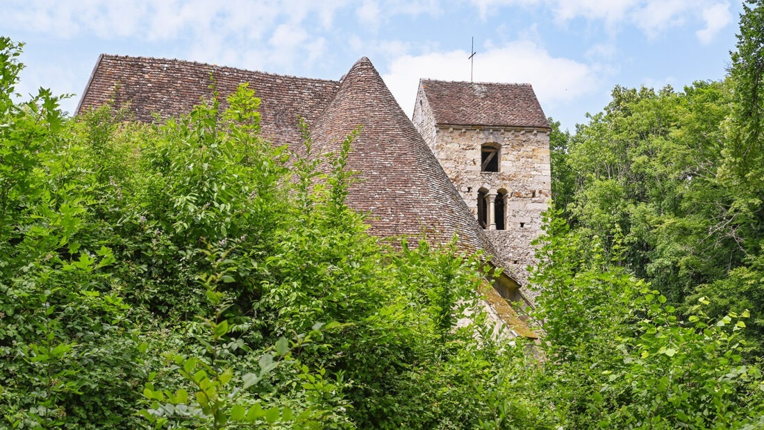 Versteckt im Grün: die Feldsteinkirche des <em>Château de Sully</em>. Foto: Hilke Maunder