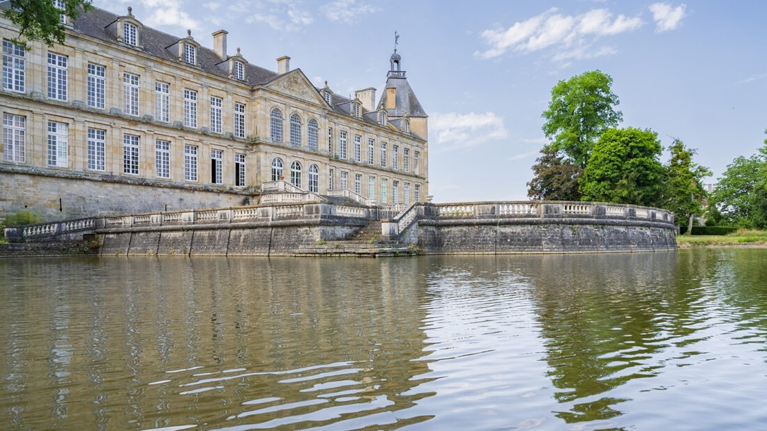 Die Ansicht des <em>Château de Sully</em> von der Parkseite. Foto: Hilke Maunder
