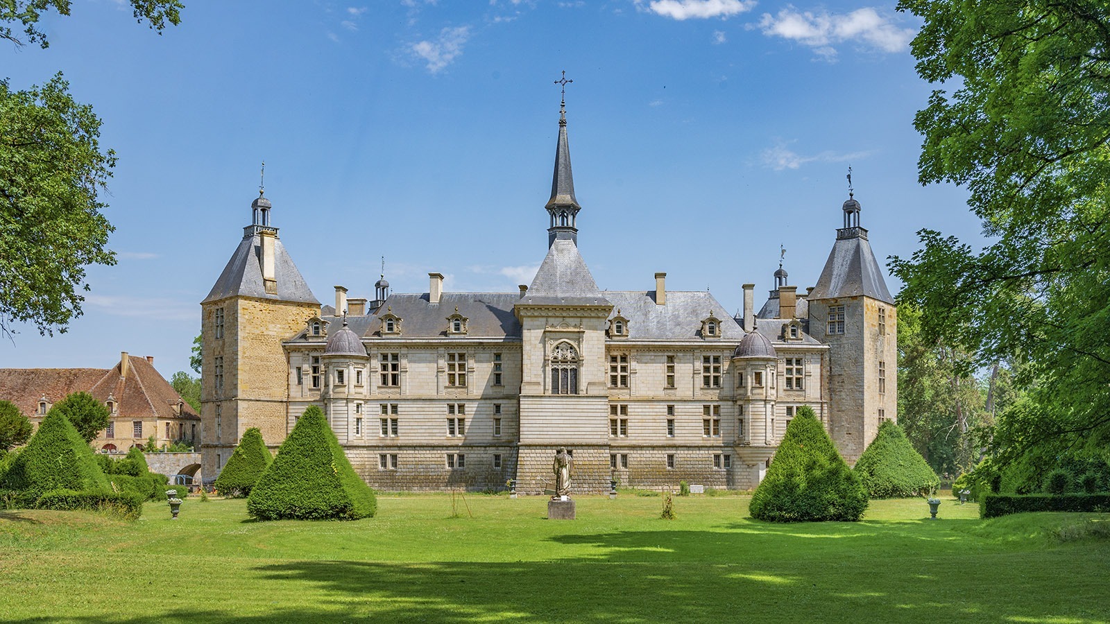 Das Chateau de Sully zur Gartenseite. Foto: Hilke Maunder