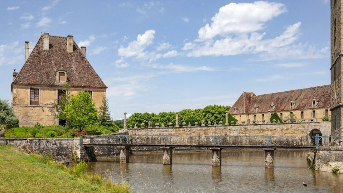 Der Zugang zum Château de Sully erfolgt über diese schöne  wie solide Steinbrücke. Foto: Hilke Maunder
