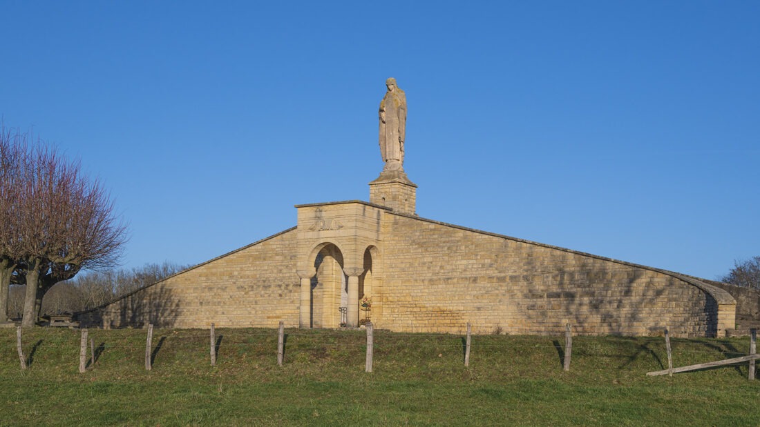 Die Jungfrau von Iguerande und das Friedensdenkmal. Foto: Hilke Maunder