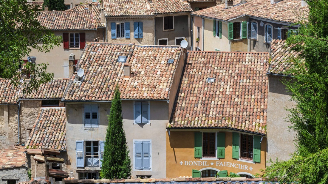 Auch beim Blick von oben auf die Dächer von Moustiers-Sainte-Marie ragt Bondil heraus. Foto: Hilke Maunder