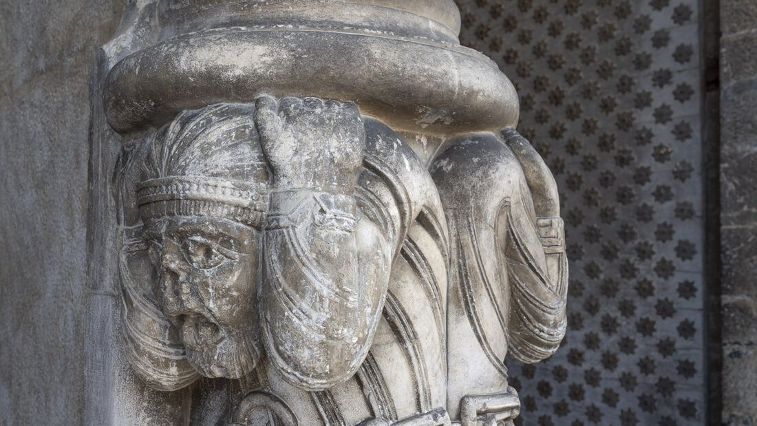 Detail einer Skulptur der Kathedrale von Oloron-Sainte-Marie. Foto: Hilke Maunder