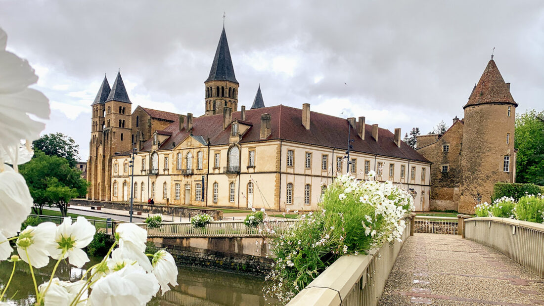 Die Brücke über die Bourbince zur Heiligherz-Basilika von Paray-le-Monial. Foto: Hilke Maunder