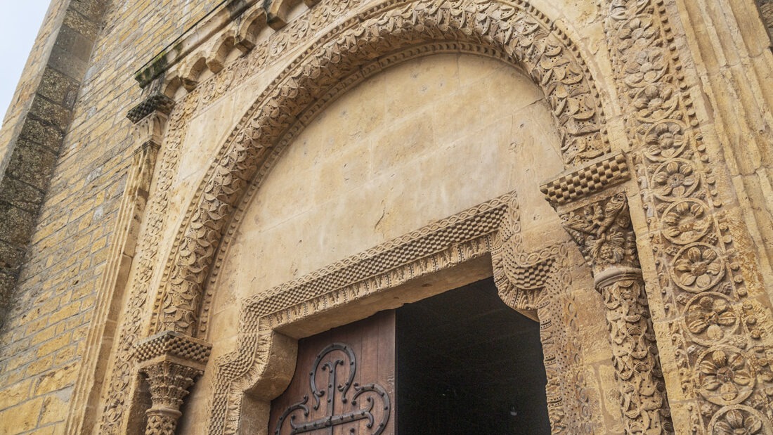 Detail einer Pforte an der Basilka von Paray-le-Monial im Brionnais. Foto: Hilke Maunder