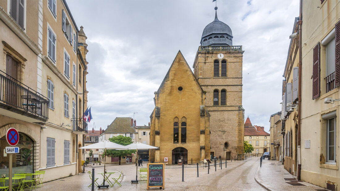 Die Tour Saint-Nicolas zur Seite der Place de l'Hôtel de Ville von Paray-le-Monial. Foto: Hilke Maunder