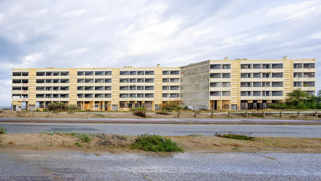 Soulac-sur-Mer: Opfer des Ozeans und der Küstenerosion: die Ferienanlage Le Signal in Soulac-sur-Mer, 2014 geräumt, 2024 gesprengt. Foto: Hilke Maunder