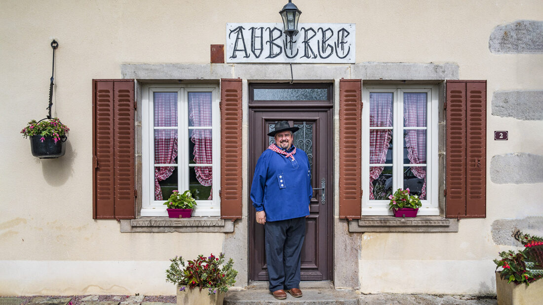Herr des crapiau: Julien Fuchey vor seiner Auberge La Morvandelle in Tintry. Foto: Hilke Maunder