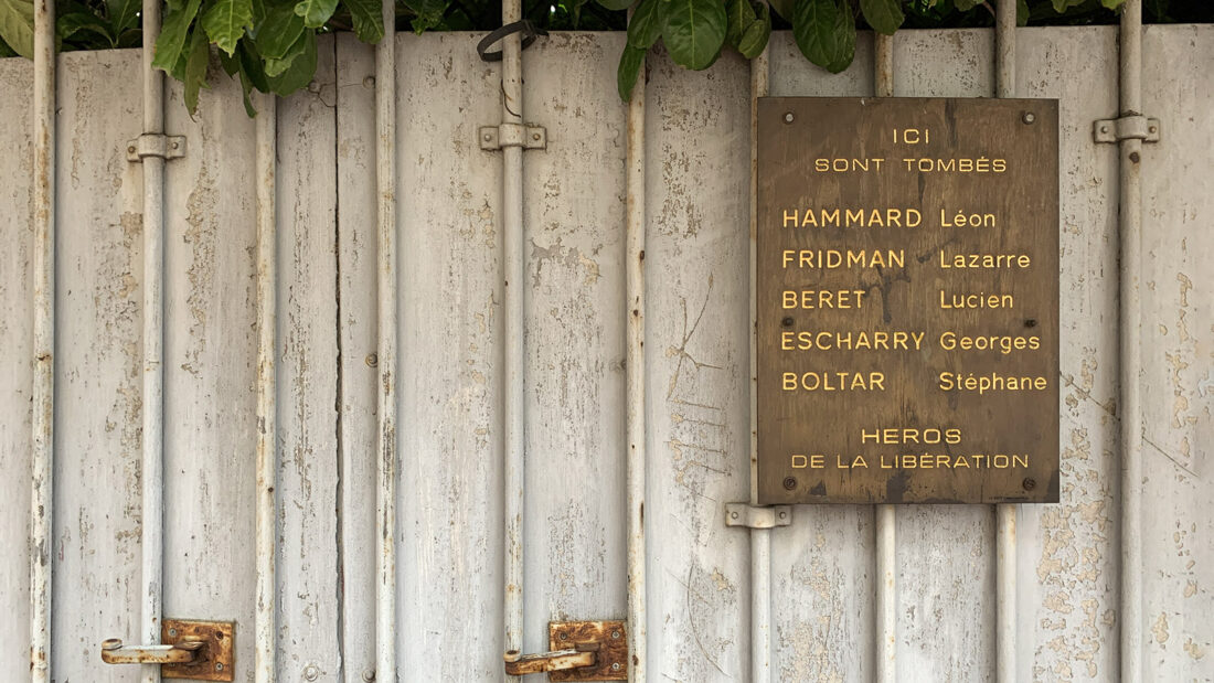 Unvergessen: die Namen all jener Männer der Résistance, die in dieser Villa Opfer der Nazis wurden. Foto: Hilke Maunder