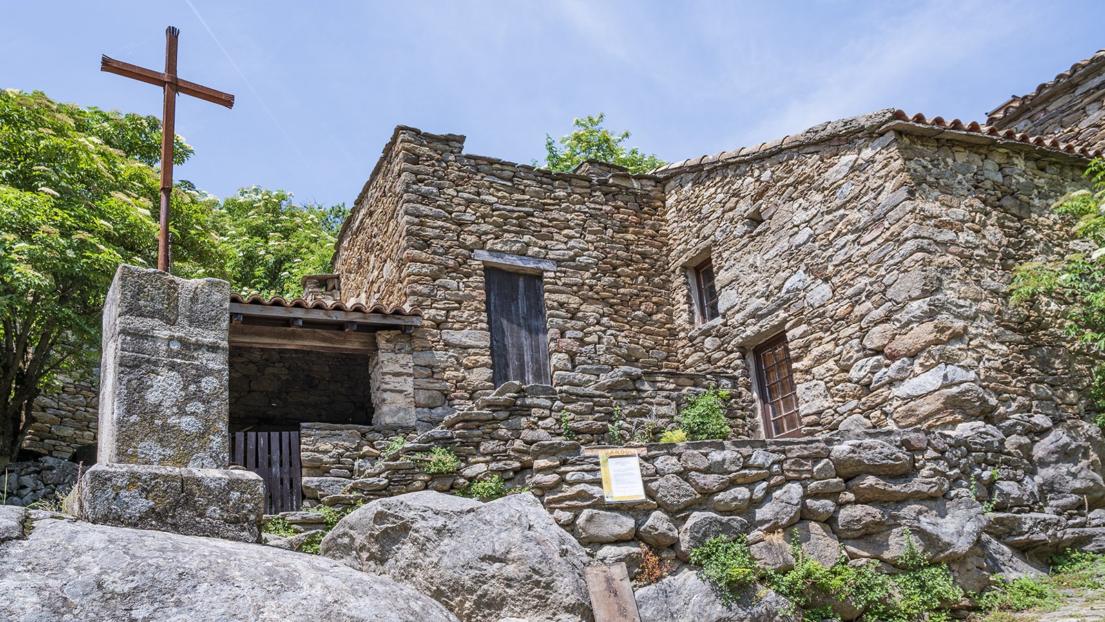 Die Dorfretter des Hérault. Vom verlassenen Dorf zum Refugium für Musik: Bardou im Hérault. Foto: Hilke Maunder