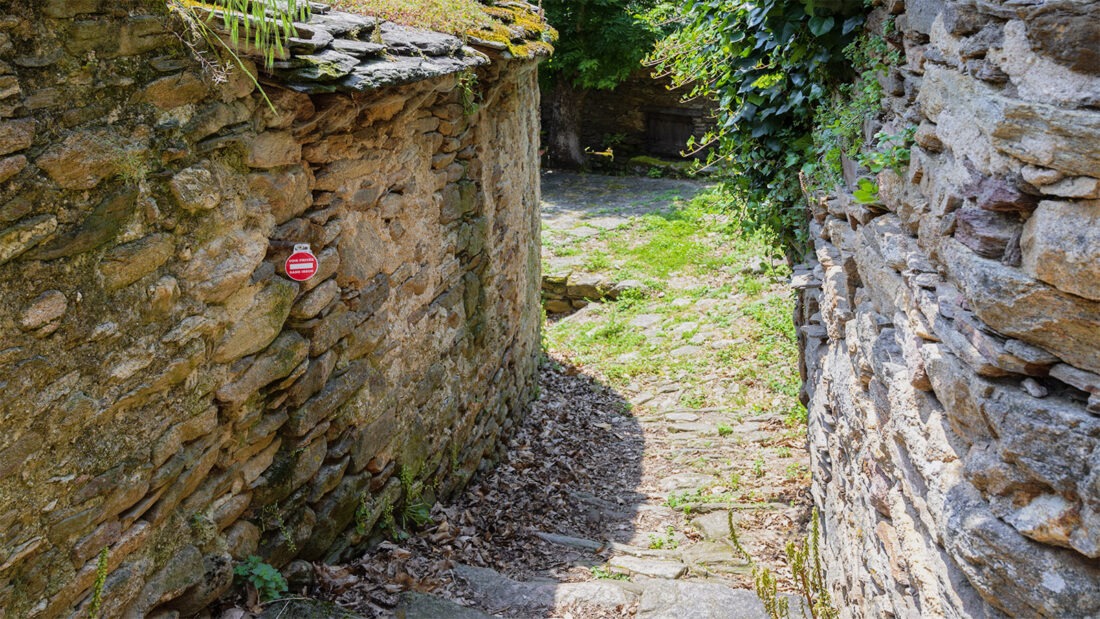 Kein Zutritt: Heute müssen sich die Bewohner von Bardou vor der Neugier der Besucher so schützen. Foto: Hilke Maunder