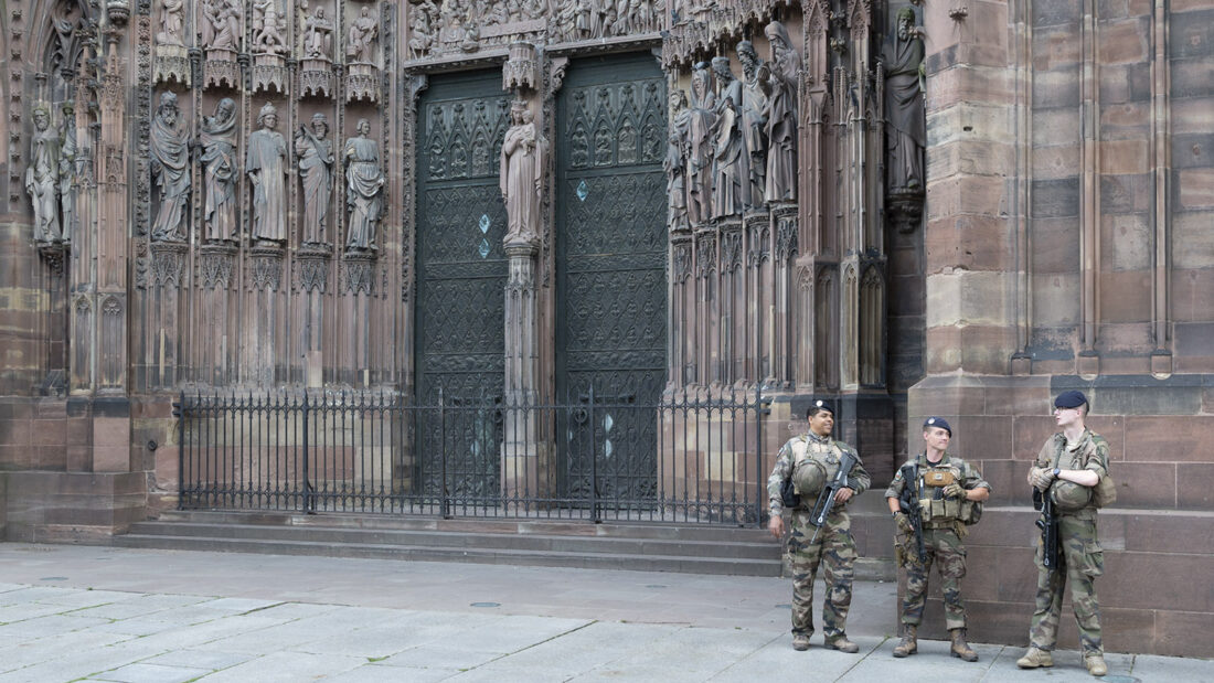 Plan Vigipirate, Stufe 3 (Juni 2024): CRS-Soldaten schützen das Straßburger Münster. Foto: Hilke M