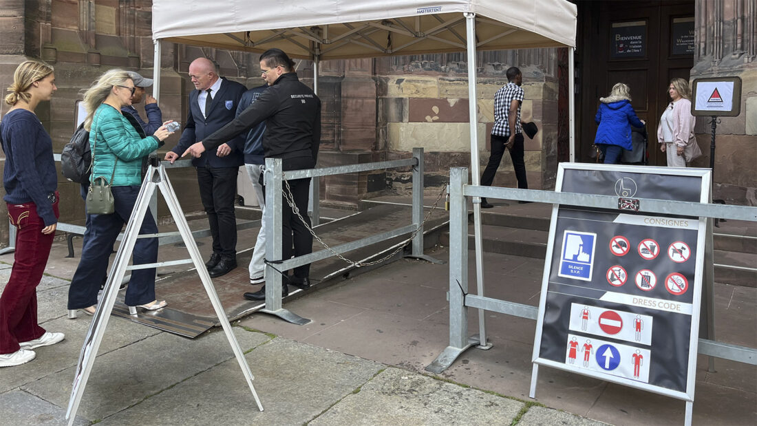 Taschen- und Personenkontrollen im Zuge des Plan Vigipirate vor dem Straßburger Münster. Foto: Hilke Maunder