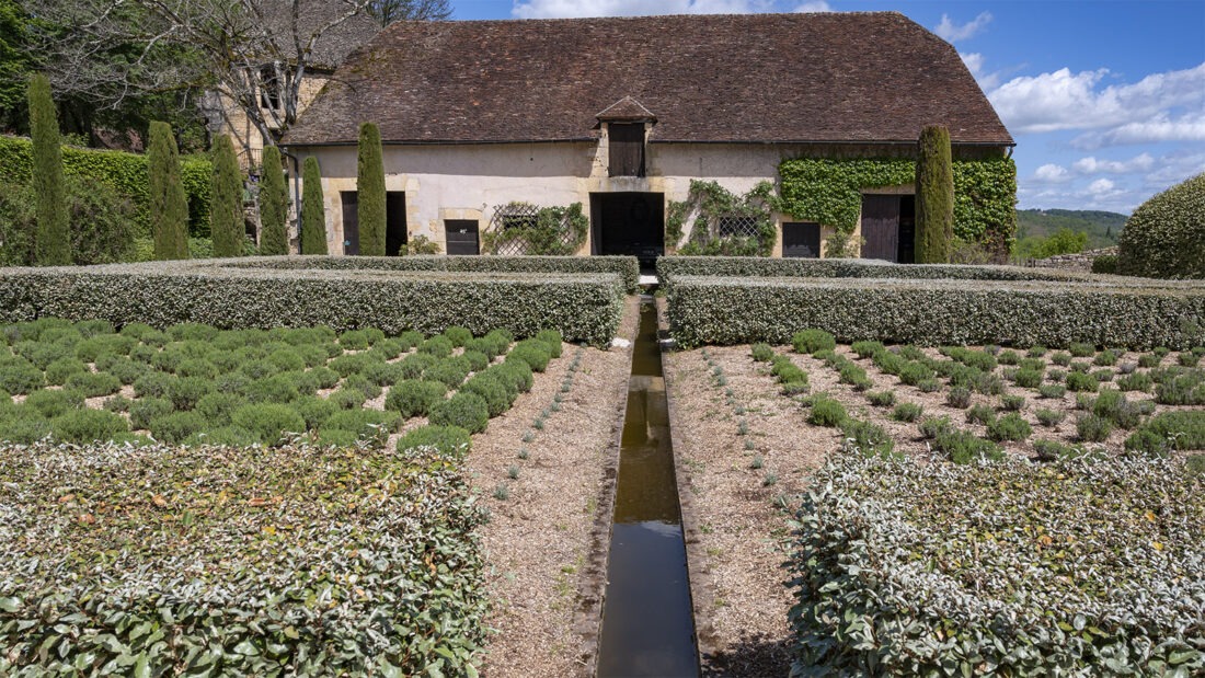 Der kleine Kanal der Gärten von Château de la Losse am Ufer der Vézère. Foto: Hilke Maunder