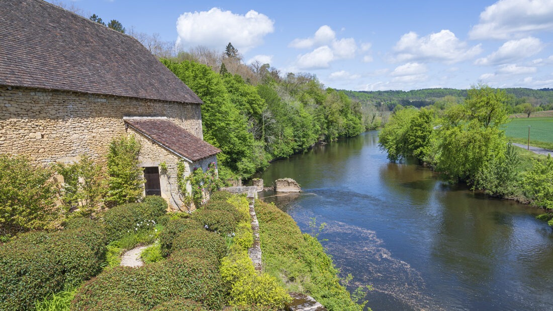 Der Blick von der Terrasse des Château de la Losse auf die Vézère. Foto: Hilke Maunder