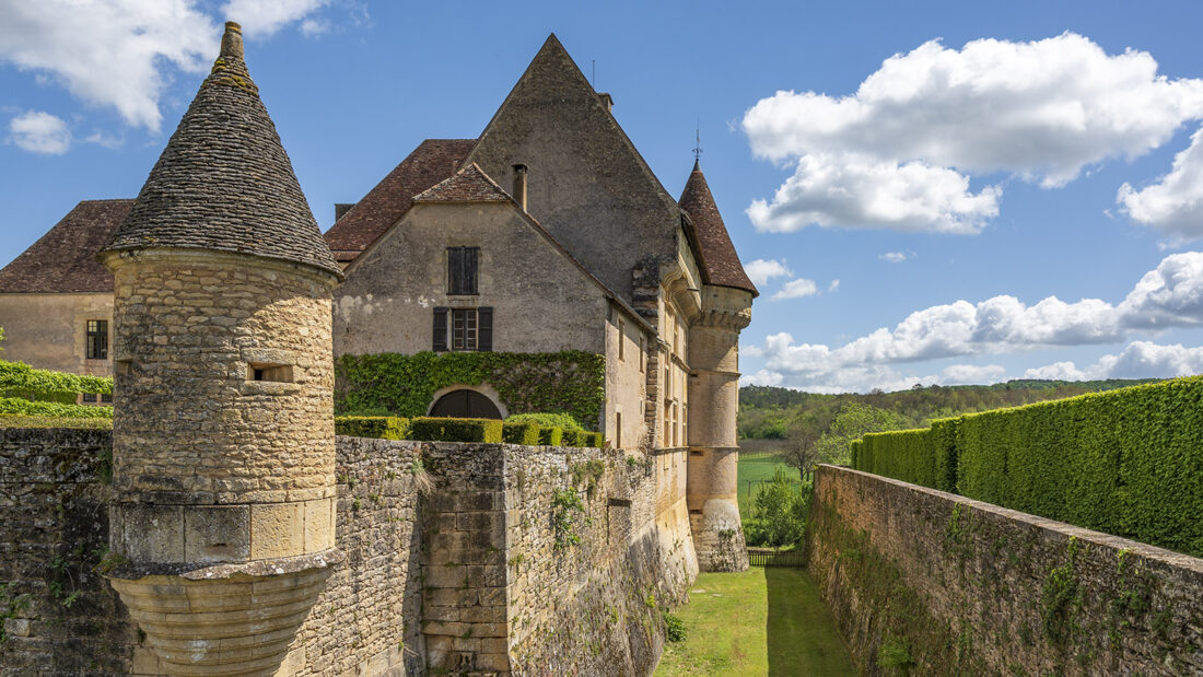 Der Burggraben vom Château de la Losse. Foto: Hilke Maunder