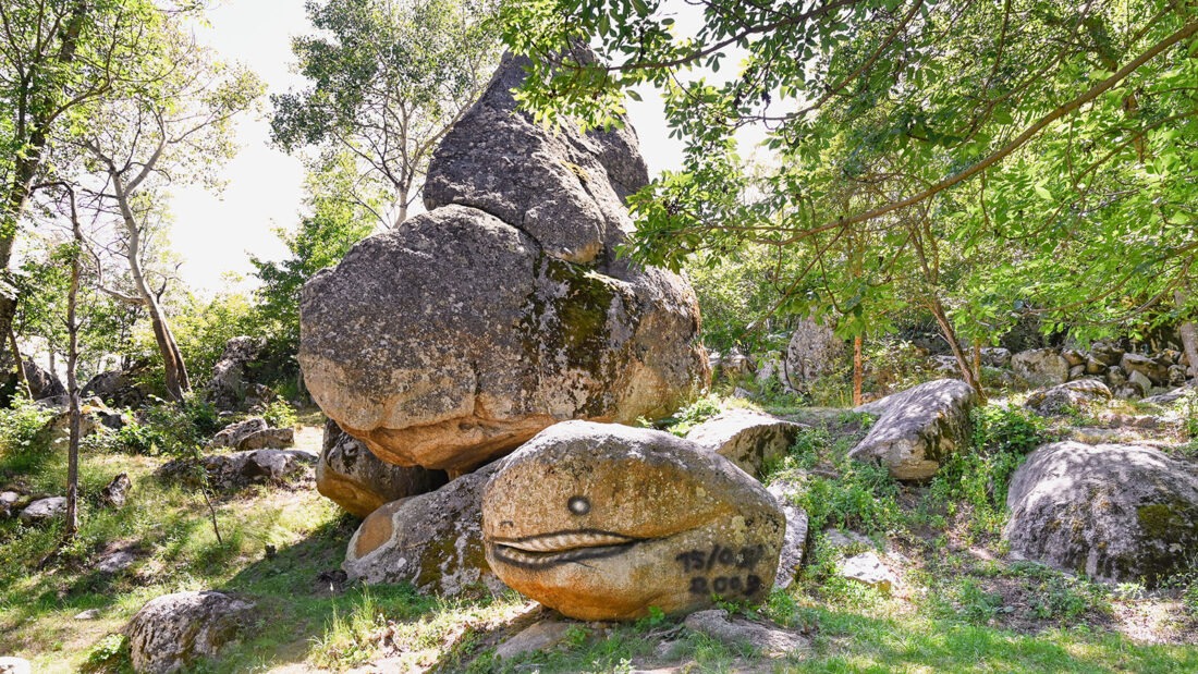 Bis nach Dorres reicht das Felsenmeer von Tarasgonne. Dort ließ sich die Street-Art von den Kolossen inspirieren... diesen lächelnden Koloss findet ihr am dortigen Picknickplatz. Foto: Hilke Maunder