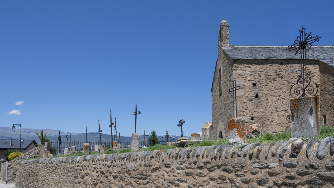 Der Friedhof von Err mit seiner Kapelle. Foto: Hilke Maunder