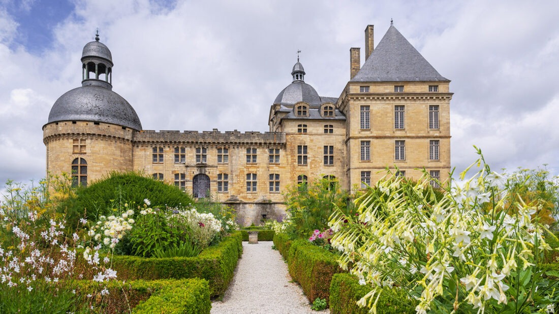 Das Château de Hautefort zur Gartenseite. Foto: Hilke Maunder