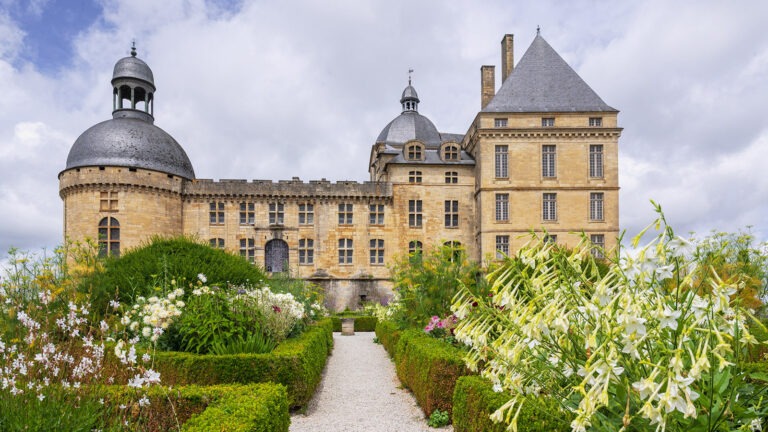 Das Château de Hautefort zur Gartenseite. Foto: Hilke Maunder