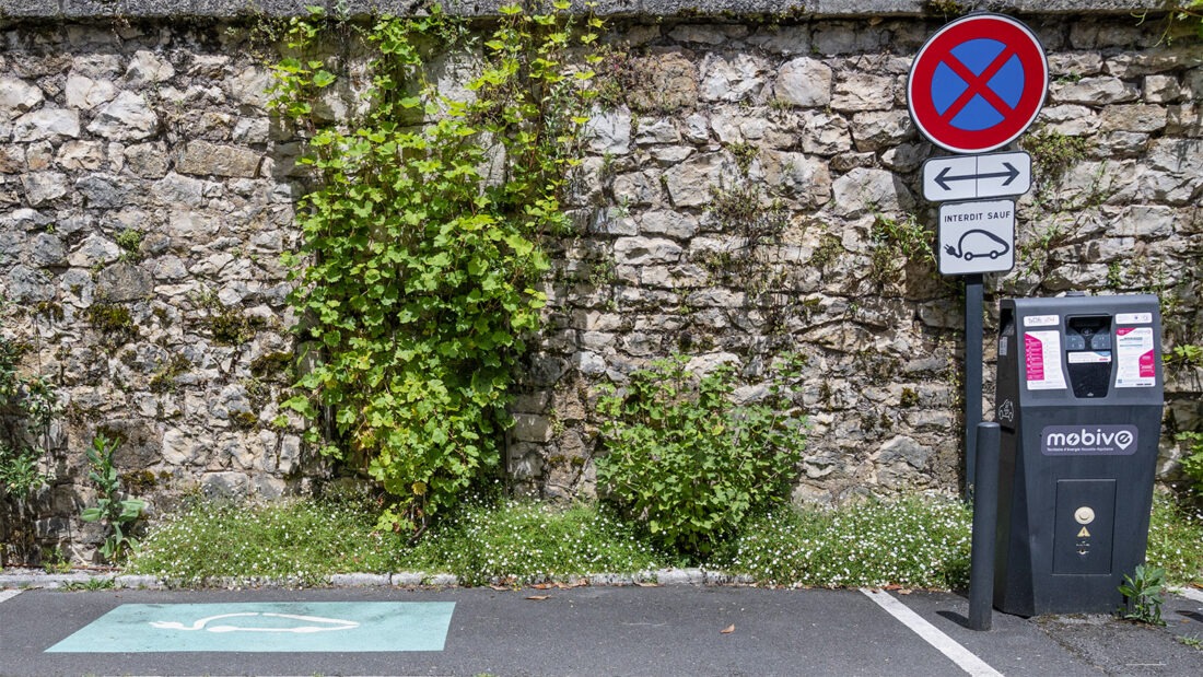 Ladestation für zwei Fahrzeuge im Dorfe Hautefort. Foto: Hilke Maunder