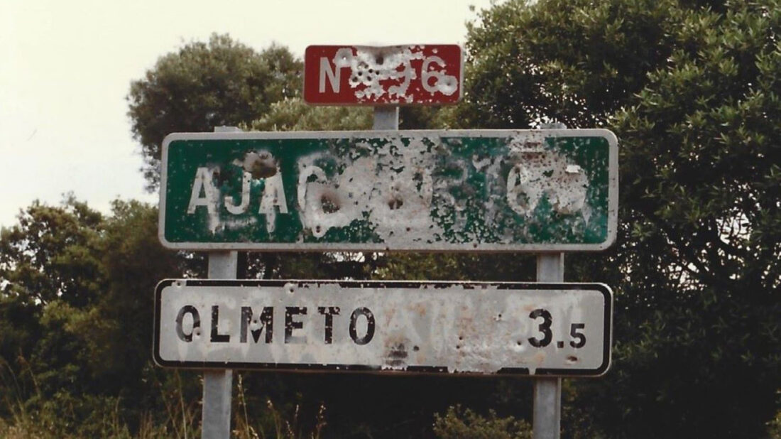 Straßenschild auf Korsika. Foto: Jürgen Friedrich