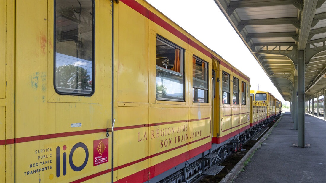 Der train jaune birgt nicht nur geschlossene, sondern im Sommer auch offene Waggons - perfekt fürs Filmen und Fotografieren. Foto: Hilke Maunder
