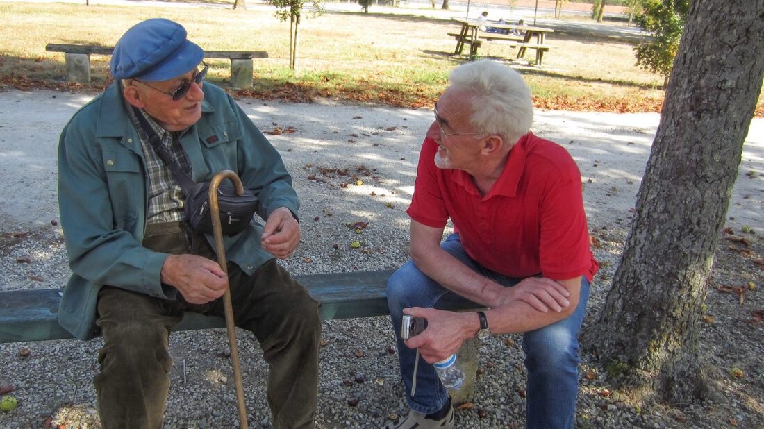 Mein Onkel, schon damals weit über 80, der mir während eines Spazierganges an der Charente etwas erklärte, wie immer in Cordhose, grüner Jacke und Schirmmütze. Foto: privat