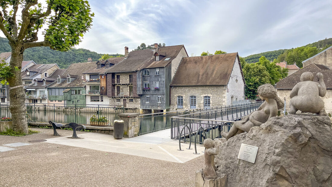 Ensemble pour l'humanité, nennt sich diese Skulpturengruppe am Grand Pont von Ornans. Foto: Hilke Maunder