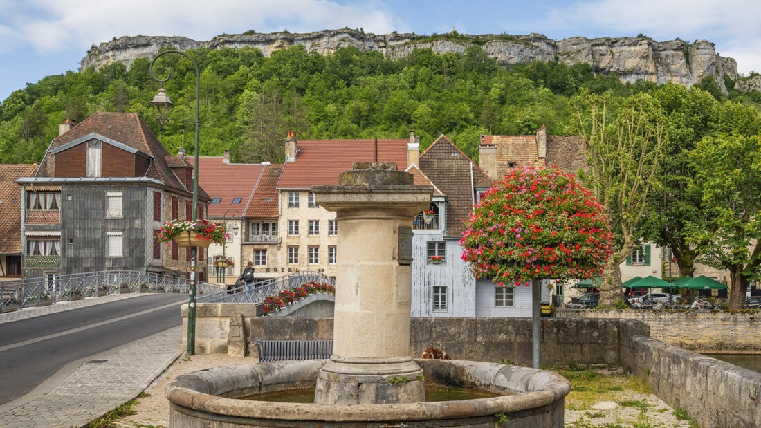 Der Blick vom rechten Ufer der Loue beim Grand Pont auf Ornans und seine Klippen. Foto: Hilke Maunder