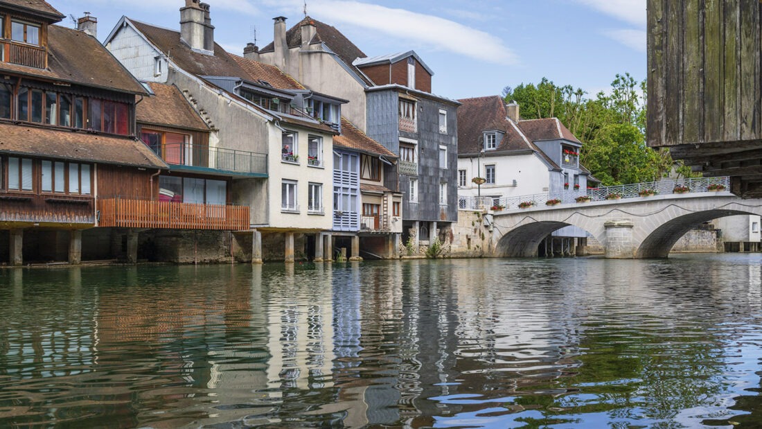 Der Blick von einer der Wassergassen auf den Grand Pont von Ornans über die Loue. Foto: Hilke Maunder