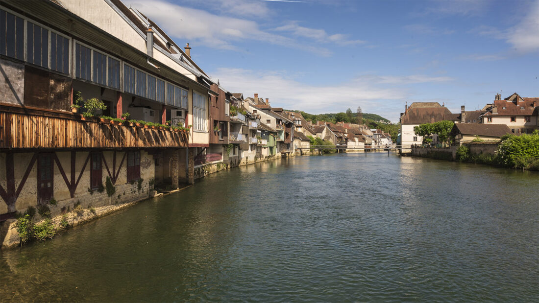 Alte Gerberhäuser säumen in Ornans den Lauf der Loue. Foto: Hilke Maunder