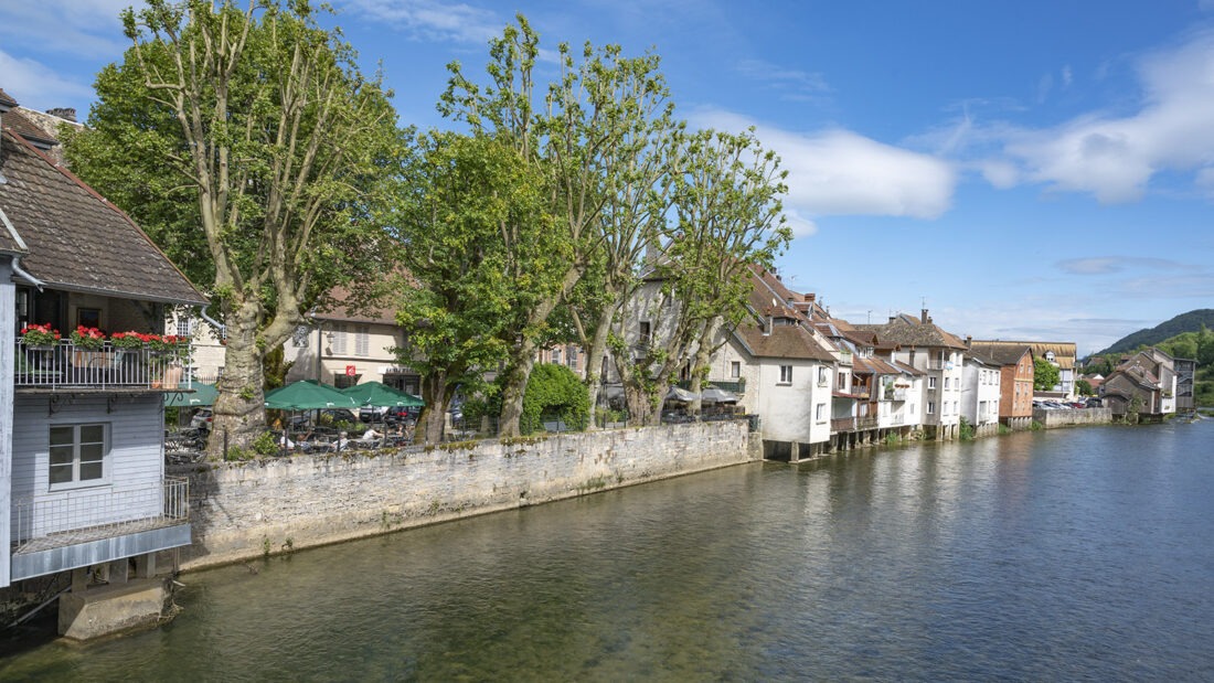 Der Blick vom Grand Pont zum Restaurant O'plato am Ufer der Loue. Foto: Hilke Maunder