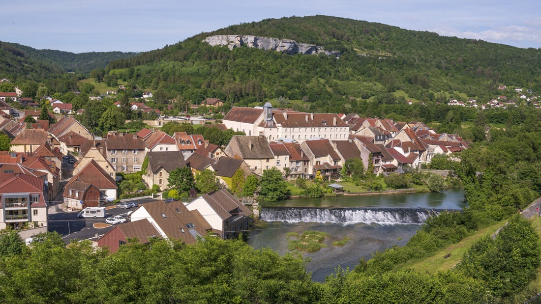 Der Blick auf Ornans an der Loue von der D 492. Foto: Hilke Maunder