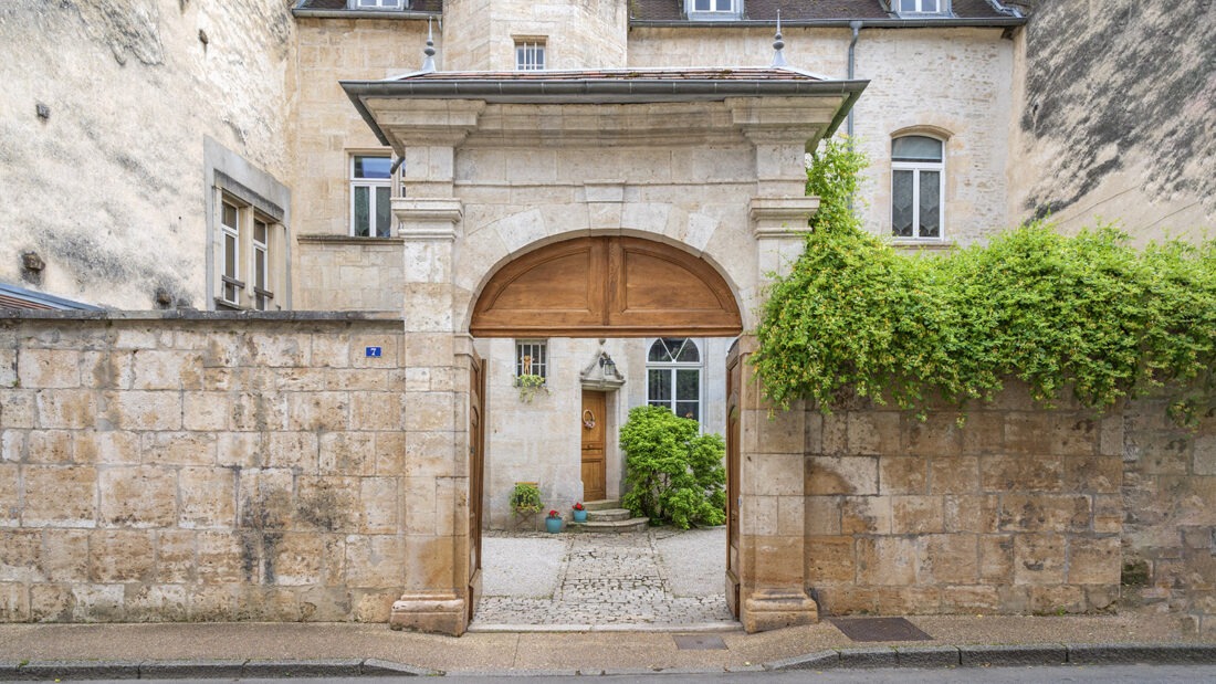 Gustave Courbet fand viele seiner Motive in seiner Heimatstadt. Hier: ein historisches Stadtpalais in Ornans. Foto: Hilke Maunder