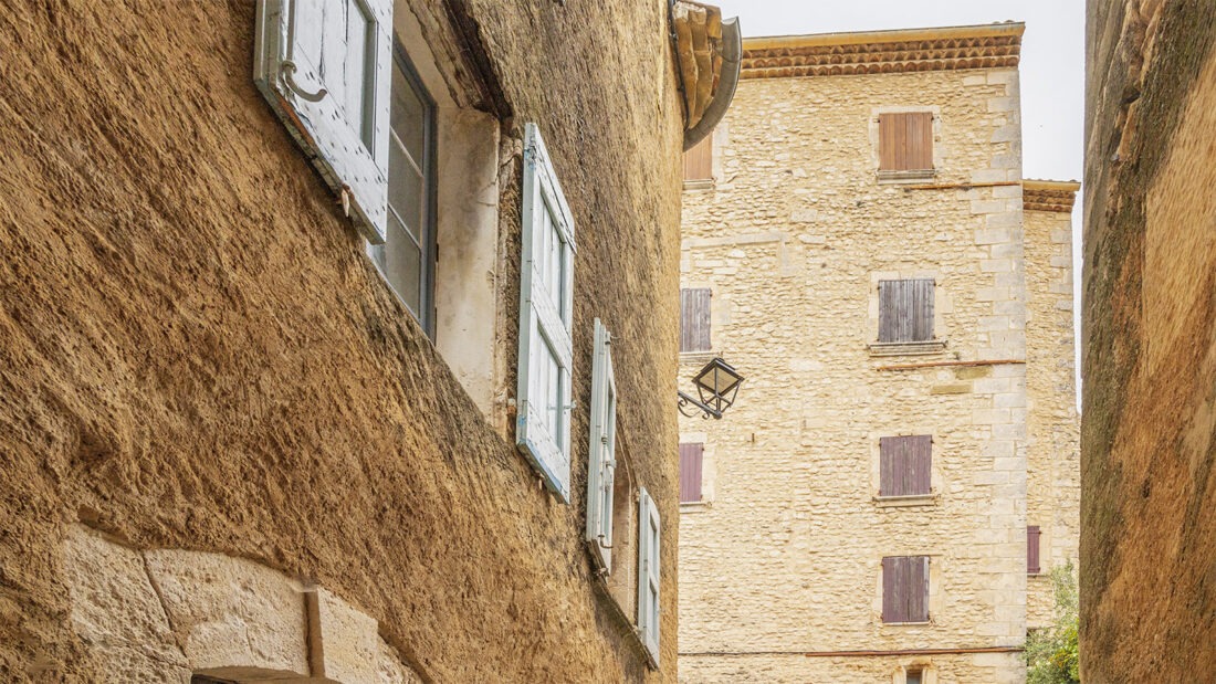 Hoch sind die Häuser im village haut von Simiane-la-Rotonde. Foto: Hilke Maunder