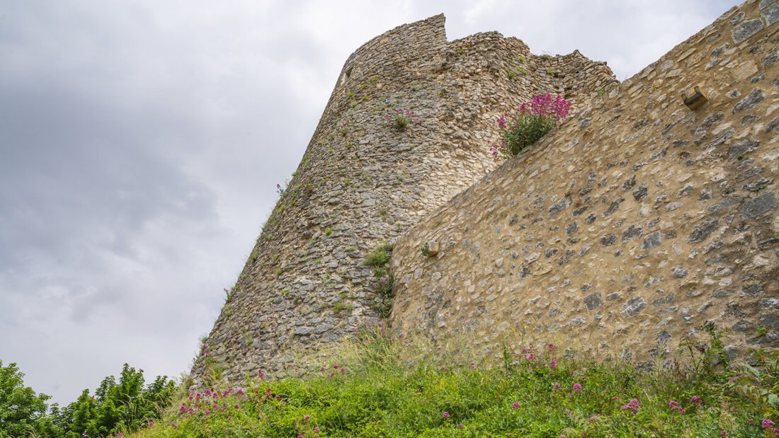 Der kreisrunde Donjon von Simiane-la-Rotonde. Foto: Hilke Maundere