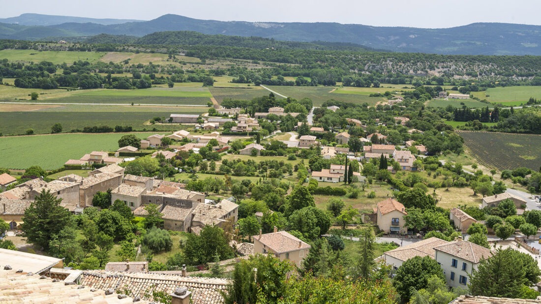 Der Ausblick vom village haut auf das Umland von Simiane-la-Rotonde. Foto: Hilke Maundere