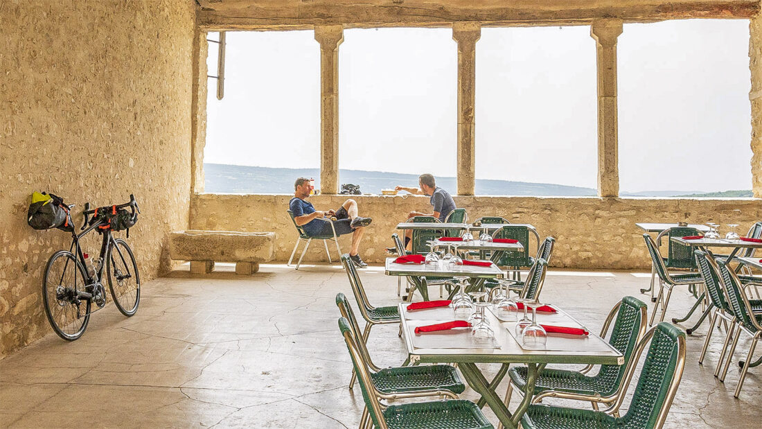 Die Markthalle von Simiane-la-Rotonde. die heute die Café-Bar La Placette nutzt. Foto: Hilke Maunder