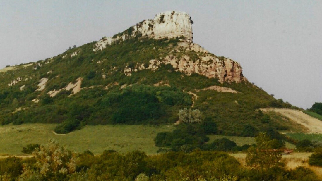 Über diesen Felsen wurden einst bei Solutre die Tiere getrieben und erlegt. Foto: Jürgen Friedrich